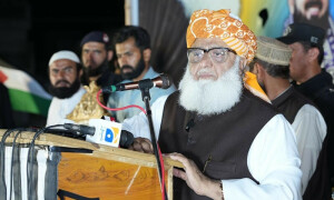 دنیا میں مسلمانوں پر آگ برسائی جاری ہے اور دہشتگرد بھی کہا جاتا ہے، فضل الرحمٰن