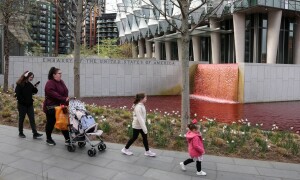 PHOTOS: Greenpeace UK activists dye US embassy pond blood-red to protest arms supply to Israel