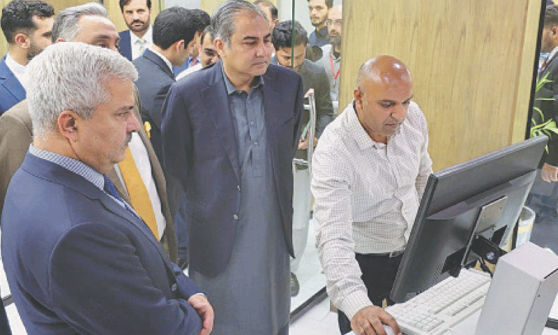 مجرمانہ سرگرمیوں پر ڈی پورٹ پاکستانیوں کے پاسپورٹ بلاک کیے جائیں گے، وزیر داخلہ