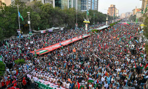 Thousands descend on Karachi&rsquo;s key roads in solidarity with Palestinians in Gaza