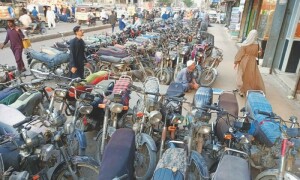 کراچی: ایک ہفتے میں 11 ہزار 276 موٹر سائیکلیں، 223 ڈمپرز، ٹرک اور دیگر گاڑیاں ضبط