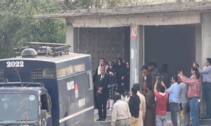 پولیس نے عمران خان کی زیر حراست بہنوں سمیت دیگر رہنماؤں کو چھوڑ دیا