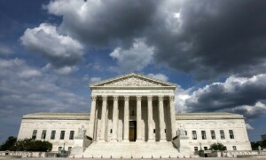 US supreme court temporarily blocks deportations of Venezuelan migrants under wartime law
