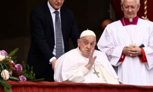 Pope Francis makes brief Easter appearance, calls for Gaza ceasefire