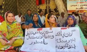 نوشہروفیروز: کینالز کیخلاف احتجاج، دلہا دلہن باراتیوں سمیت دھرنے میں پہنچ گئے