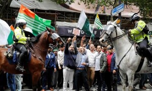 لندن: پاکستانی ہائی کمیشن کے باہر ہنگامہ آرائی پر 4 انتہاپسند ہندو مظاہرین گرفتار