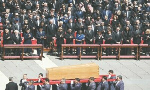 پوپ فرانسس روم میں سپرد خاک، آخری رسومات میں ٹرمپ سمیت 50 سربراہان مملکت کی شرکت