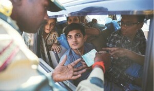 پاکستان اور بھارت کی &rsquo;دوستی&lsquo; ختم ہونے کے بعد واپسی کی دوڑ، سرحد پر سخت جانچ پڑتال