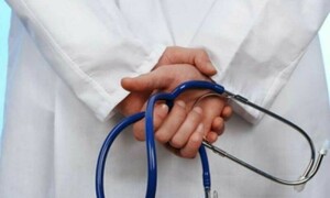 لاہور: مس کنڈکٹ پر 2 ڈاکٹرز معطل، ایک برخاست، غیر حاضر ڈاکٹرز کی تنخواہ بند کرنے کا حکم