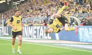 Dortmund score three in nine minutes in comeback win over Gladbach