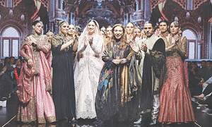 STYLE : A MOMENT OF SPARKLE AND SHINE