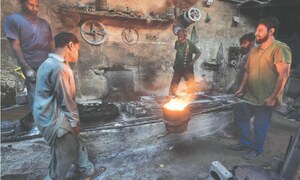 &lsquo;Rupee devaluation, inflation leave minimum wage wholly insufficient&rsquo;