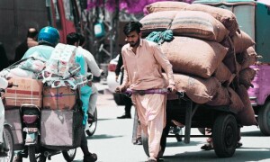 اداریہ: &rsquo;مزدور طبقہ بوجھ نہیں بلکہ اہم ملکی اثاثہ ہے&lsquo;