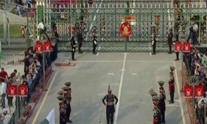واہگہ بارڈر پر قومی پرچم اتارنے کی پروقار تقریب، شہریوں کی بڑی تعداد شریک