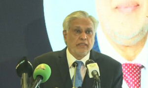 بھارت خطے کو جنگ کی طرف دھکیلنا چاہتا ہے، پاکستان کسی صورت پہل نہیں کرے گا، نائب وزیراعظم