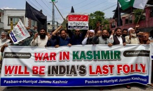 Kashmiri activists mark Ashraf Sehrai&rsquo;s anniversary with anti-India protest