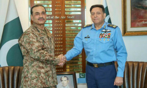 آرمی چیف کی ایئر ہیڈکوارٹرز آمد، بھارتی جارحیت ناکام بنانے پر فضائیہ کو خراج تحسین