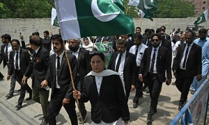 PHOTOS: Lawyers in Karachi march in support of Pakistan&rsquo;s armed forces