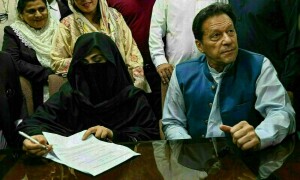 190 ملین پاؤنڈ کیس: عمران خان، بشریٰ بی بی کی سزا معطلی کی درخواستیں سماعت کیلئے مقرر