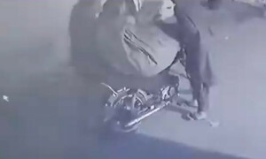 کراچی: سگے بیٹوں کے ہاتھوں باپ کا لرزہ خیز قتل، بوری بند لاش لے جانے والے بیٹے گرفتار
