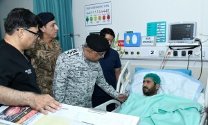 Naval Chief visits CMH, pays tribute to injured troops of Operation Bunyan-um-Marsoos