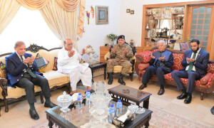 آپریشن بنیان مرصوص کی کامیابی پر یوم تشکر، سیاسی و عسکری قیادت کی شہید اسکواڈرن لیڈر عثمان یوسف کے گھر آمد