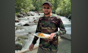 شاہدآفریدی پاک افواج سے اظہار یکجہتی کیلئے لائن آف کنٹرول پہنچ گئے