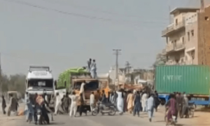 Protester killed, others injured as police resorts to baton charge to disperse canals protest in Sindh’s Moro