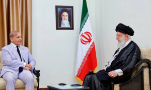 وزیراعظم کی ایران کے سپریم لیڈر سے ملاقات، دوطرفہ امور پر تبادلہ خیال