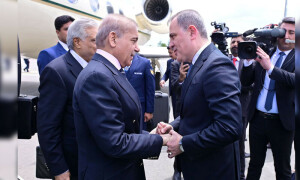 وزیراعظم شہباز شریف سہ فریقی اجلاس میں شرکت کیلئے آذربائیجان پہنچ گئے