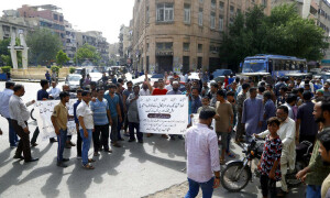کراچی: تاجروں کا شاہین کمپلیکس کے سامنے کے الیکٹرک کے دفتر کے باہر احتجاج
