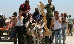 غزہ میں امریکی امدادی نظام کا آغاز، ہزاروں فلسطینی امداد کیلئے امڈ آئے