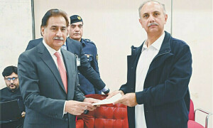 اسپیکر ایاز صادق نے اپوزیشن لیڈر عمر ایوب کےخلاف الیکشن کمیشن کو ریفرنس بھجوا دیا