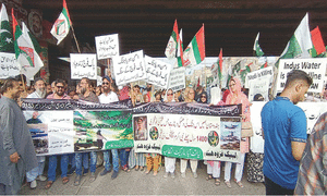 Muttahida holds demo in Karachi to express solidarity with armed forces