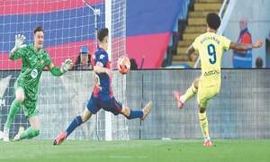 Villarreal beat Barca to secure Champions League place