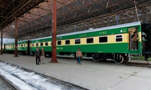 Two coaches of Pakistan Express derail in Bahawalpur, suspending traffic on ML-1 for hours