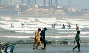 کراچی: شہریوں کے سمندر میں نہانے پر پابندی عائد
