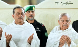 مکہ مکرمہ: وزیراعظم شہباز شریف اور فیلڈ مارشل عاصم منیر نے عمرے کی سعادت حاصل کرلی