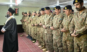 فیلڈ مارشل عاصم منیر کا لائن آف کنٹرول پر اگلے مورچوں کا دورہ، جوانوں کیساتھ عید منائی