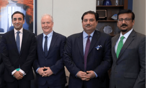 Pakistan seeks global &lsquo;intervention&rsquo; in issues with India as diplomatic team lands in London