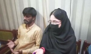 امریکی خاتون نے سوشل میڈیا پر دوستی کے بعد جھنگ پہنچ کر نوجوان سے شادی کرلی