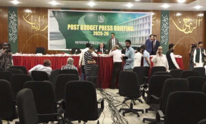 پوسٹ بجٹ پریس کانفرنس: بجٹ پر تکنیکی بریفنگ نہ دینے پر صحافیوں کا احتجاجاً واک آؤٹ