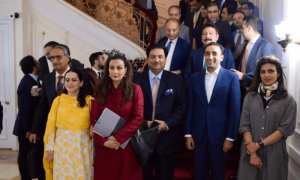 پاکستانی پارلیمانی وفد نیویارک اور لندن کے کامیاب دوروں کے بعد برسلز پہنچ گیا