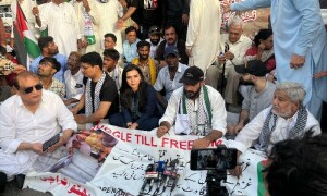 Detained Madleen activists advocating for free Palestine honoured in Karachi protest