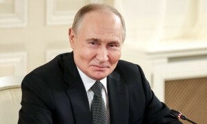 Putin eyes peacemaking role to &lsquo;reassert diplomatic relevance&rsquo;