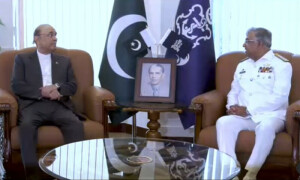 صدر مملکت کا نیول ہیڈکوارٹرز کا دورہ،&rsquo; معرکہ حق&rsquo; میں کامیابیوں پر بریفنگ دی گئی