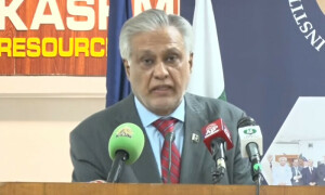 بھارت اپنی پالیسی پر نظرثانی کرے، وہ پاکستان پر اپنی مرضی مسلط نہیں کرسکتا، اسحٰق ڈار