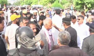 کراچی: سندھ ایمپلائز الائنس اور حکومت میں مذاکرات کامیاب، گرفتار مظاہرین رہا