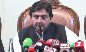 غلط بیانی پر وزیراعظم کو نااہل کیا جاسکتا ہے تو ایوان میں ہنگامہ کرنے والوں کو کیوں نہیں؟ ملک احمد