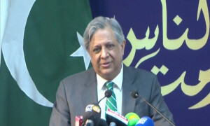 اسمبلی میں کرسیاں مارنا اور مائیک اکھاڑنا احتجاج نہیں، قانون کو راستہ بنانا چاہیے، اعظم نذیر تارڑ
